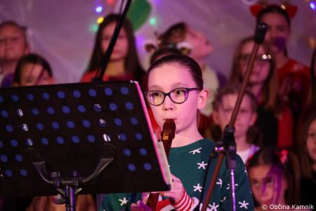 Miklavžev koncert na Osnovni šoli Toma Brejca napolnil telovadnico do zadnjega kotička (26)